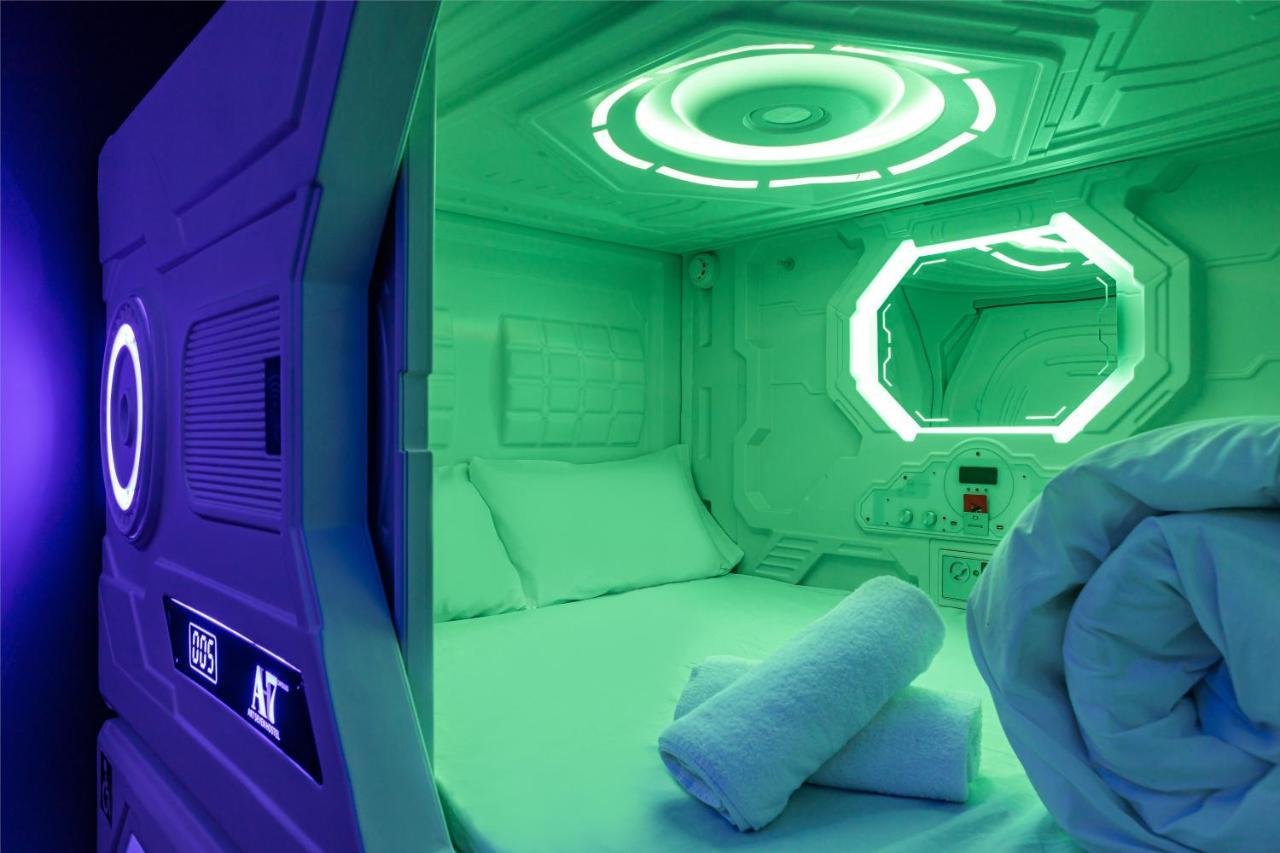 Private capsule room four doubles
